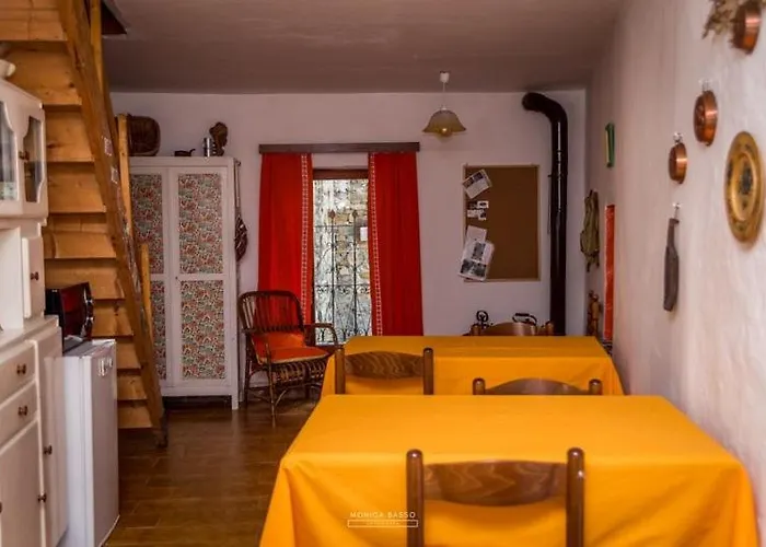 Casa Di Nonna Pina A Vigo Oda ve Kahvaltı Albera Ligure